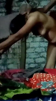 Cowok pengantar menyatukan saudara tirinya. Seks erotis pasangan india