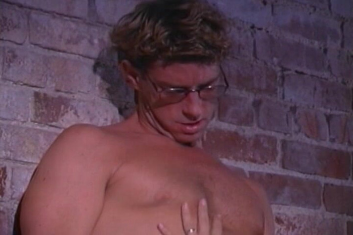 THAGSON RETRO: Milf blondă fierbinte futută cu degetul și linsă până la orgasm