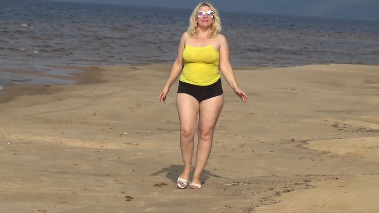 RedRoseRus: 미니 반바지를 입은 큰 엉덩이 - 해변에서 걷기.