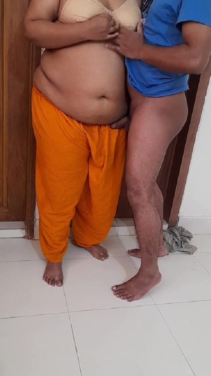 Aria Mia: Індійська мачуха показує свої цицьки в готелі