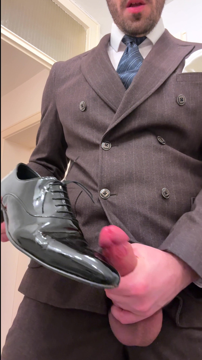Master Shiny Shoes: Om de afaceri în costum se masturbează pe pantofii lui din...