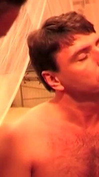 Dwie napalone milf zacierają twarz w niechlujnych łzach pluć