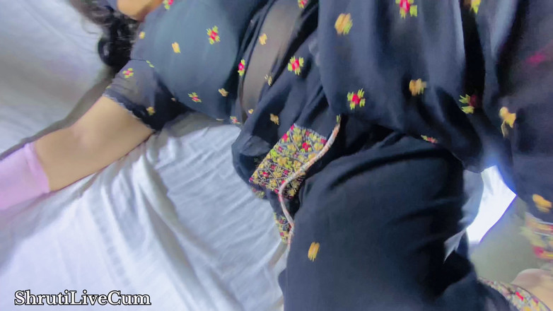 ShrutiLiveCum: Ibu tiri Ditangkap Hari ini Dalam Sut Hitam, Berfikir Untuk...