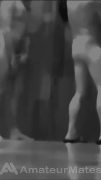 체육관의 공개 샤워에서 즐기는 아마추어 남자