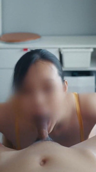 Une bombasse sexy fait une branlette sensuelle après une pipe avec sa langue tordue