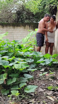 Eu como minha madrasta ao ar livre até que sua buceta esteja cheia de porra