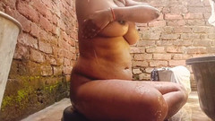 Nirman: 拍摄了继妹洗澡时的视频。