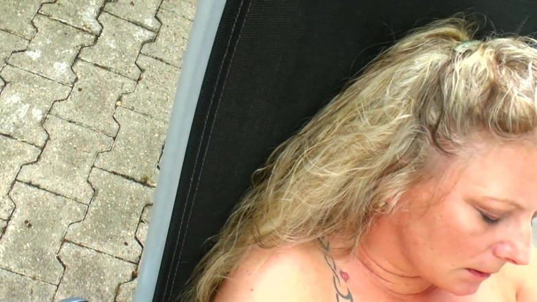 Piss Lover: Německý klip k chcaní - Piss jí na obličej
