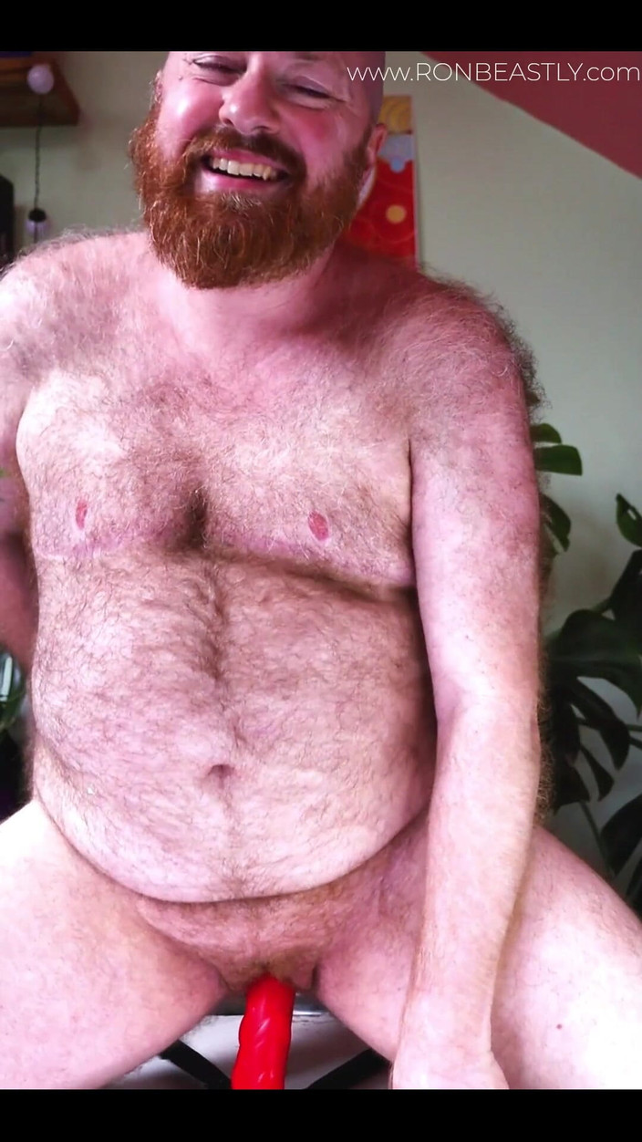 RonBeastlyFTM: Chlupatá Ftm jezdí na židli dildo