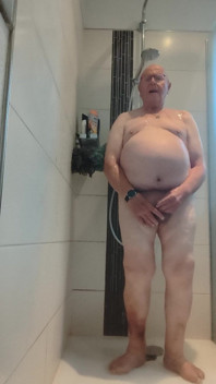 가까이서 서툴고 샤워하는 모습