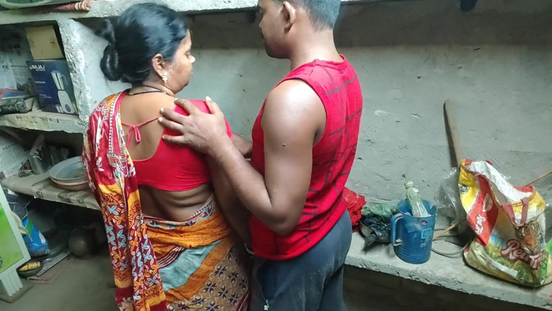 Raju Raju: Melihat pembantunya lagi sendirian, majikan menelanjanginya dan ngentot memeknya habis-habisan....