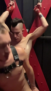 Šukání bez sedla v sauně v latexu na vojenských palandách a svázané ke kříži svatého Andrewa