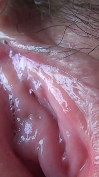 Tubuhnya yang montok berkedut saat close-up.