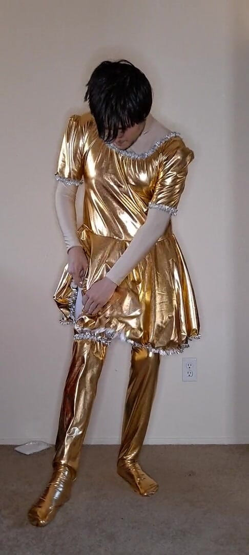 Pup Zentai: Glanzende gouden meid aangekleed