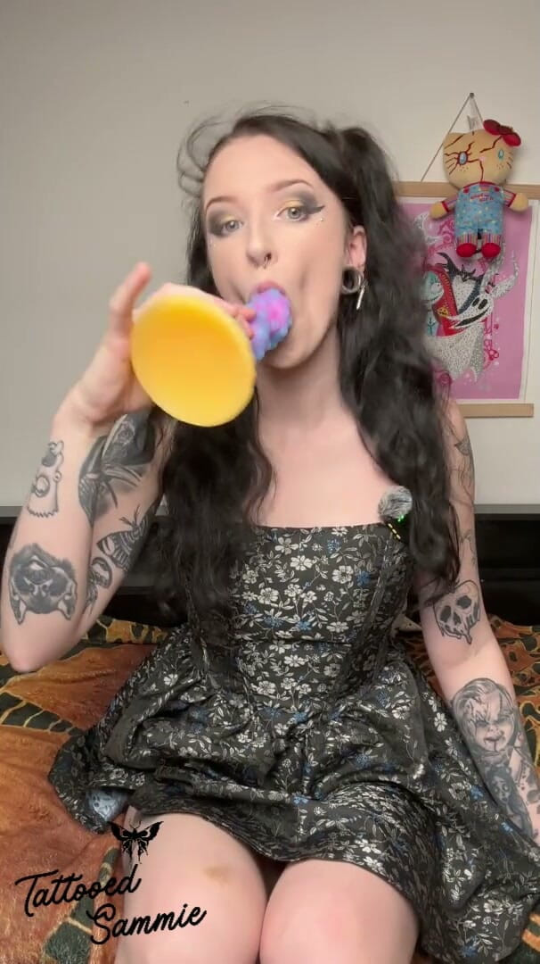 Tattooedsammie: Goth cantik mengongkek dirinya dengan dildo baru