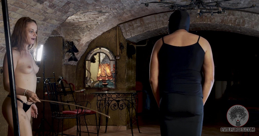 Cruel Furies Femdom: Zieh deine dessous an