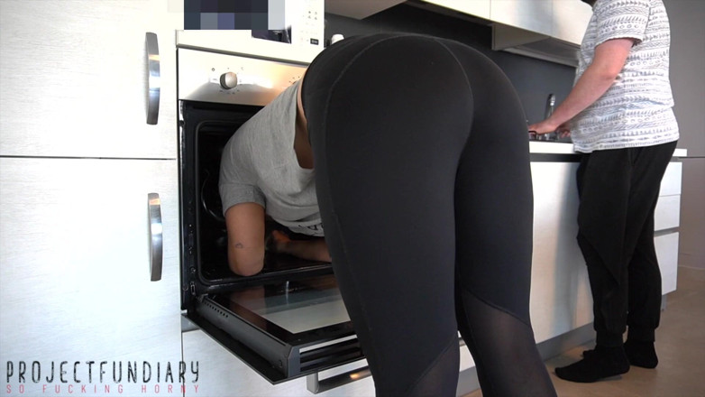 Projectsexdiary: 오븐에 갇힌 요가 레깅스를 입은 소녀