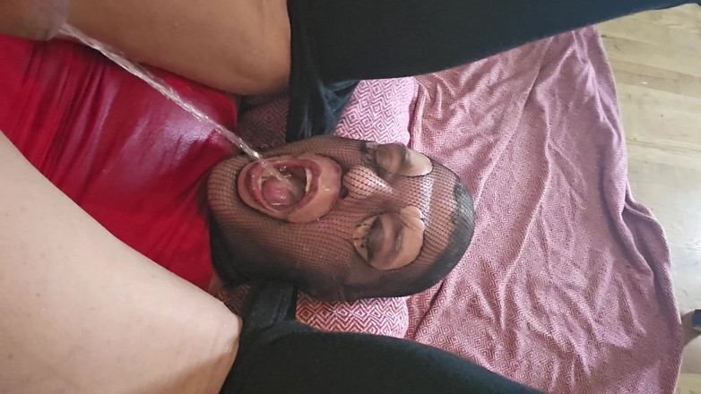 Bound_Sissy: 娘娘腔撒尿并扭动她的脸