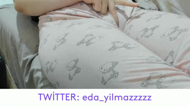 bigass_sexy_bigboobs: Camel Toe- Masturbare în pijamale- Pizdă umflată- Pizdă mare - porno turcesc -...