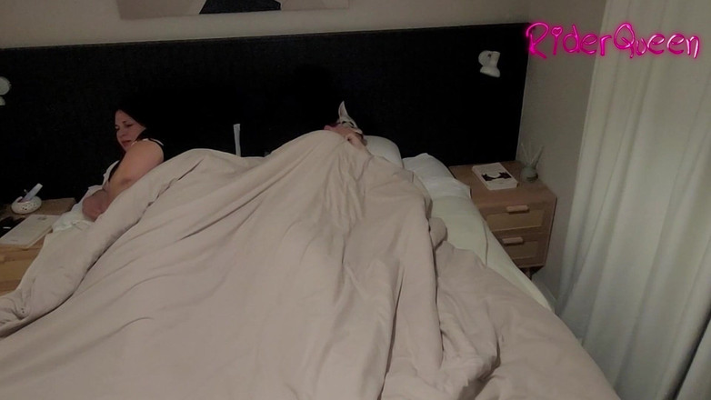 Riderqueen: Macecha sdílení postele nevlastního syna - video pro fanoušky MILF bbw