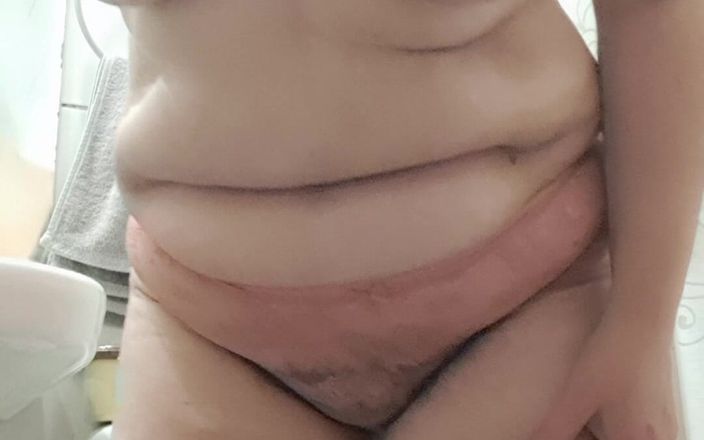 Mommy big hairy pussy: 継母が彼のために彼女の毛深い猫を見せるパンティーを着ている