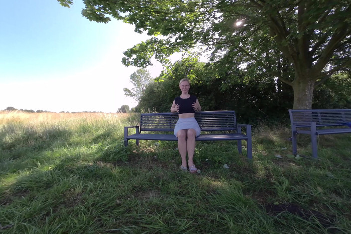 BlondeHexe VR: Deutsche Blondine Pisst Public Frech Ab!