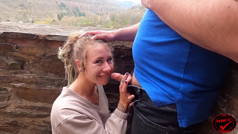 German Fuck Girls: ¡público! ¡una Felación Arriesgada En Una Excursión Al Castillo!