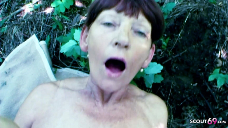 Full porn collection: Magrinha avó vai passear com seu enteado e fode nos...