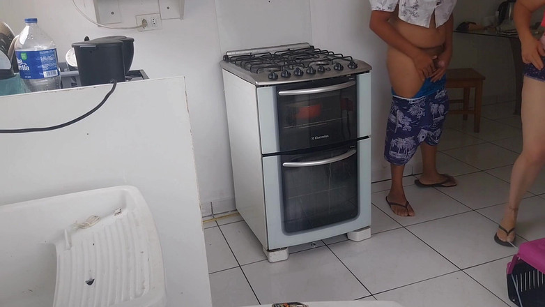 UtopianHumor507: Zlobivá blondýnka se uvolňuje pro své milence.