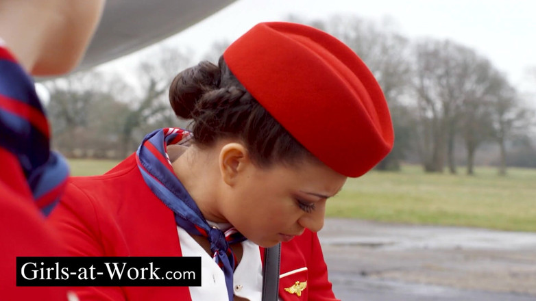 Girls At Work: Sex în patru cu Stewardesele într-un private Jet