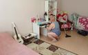 Sweet July: Schwiegermutter saugt das zimmer nackt