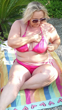 Lena Cox squirte en bikini - masturbation en plein air et jeu profond avec un gode