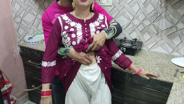 Hornycouple149: Kakak ipar india dientot habis-habisan sama adik iparnya di dapur...