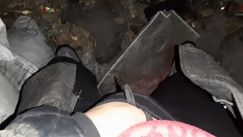 Lesbian-illusion: Деревенская девушка горячо мастурбирует в холодном сарае