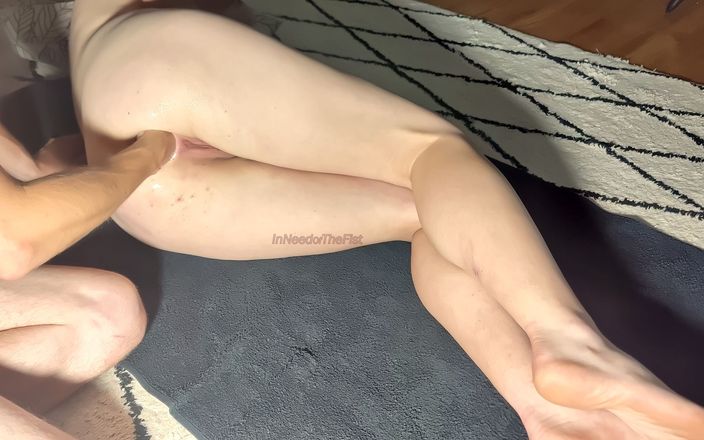 In Need of the Fist: Рабыня-жена получает ее киску и задницу отфистили перед сном, чтобы ее тренировали