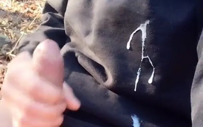 Idmir Sugary: Huge Cumshot on Black Shirt in the Park