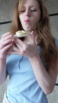 Saya makan pisang dengan kek beras - Sfw