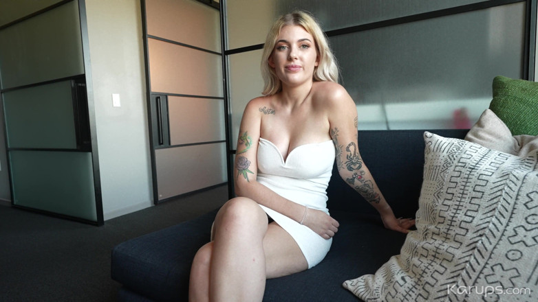 Karups POV: Rubia caliente se estira el coño mientras su novio está...