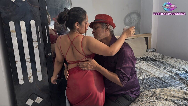 Aksha: Горничная также имела сексуальные отношения с владельцем и, наконец, убежала после грабения его