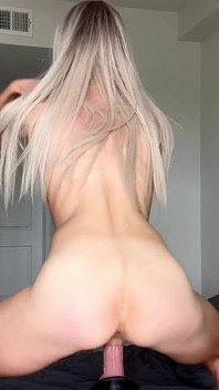 Omvänd cowgirl knull maskin filmad hemma mogen MILf riktig orgasm