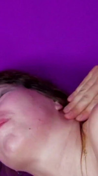 Brunetka Allya z naturalnymi cyckami uprawia seks analny Max Cortes i głębokie obciąganie
