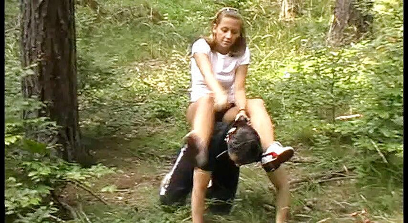 Femdom Austria: Rijden in het bos