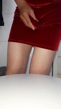 Crossdresser acaba dentro de sexy vestido de terciopelo