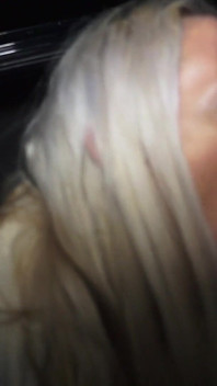 Sarışın domalan orta yaşlı seksi sürtük birçok yabancının yarağını emiyor ve dölle kaplanıyor