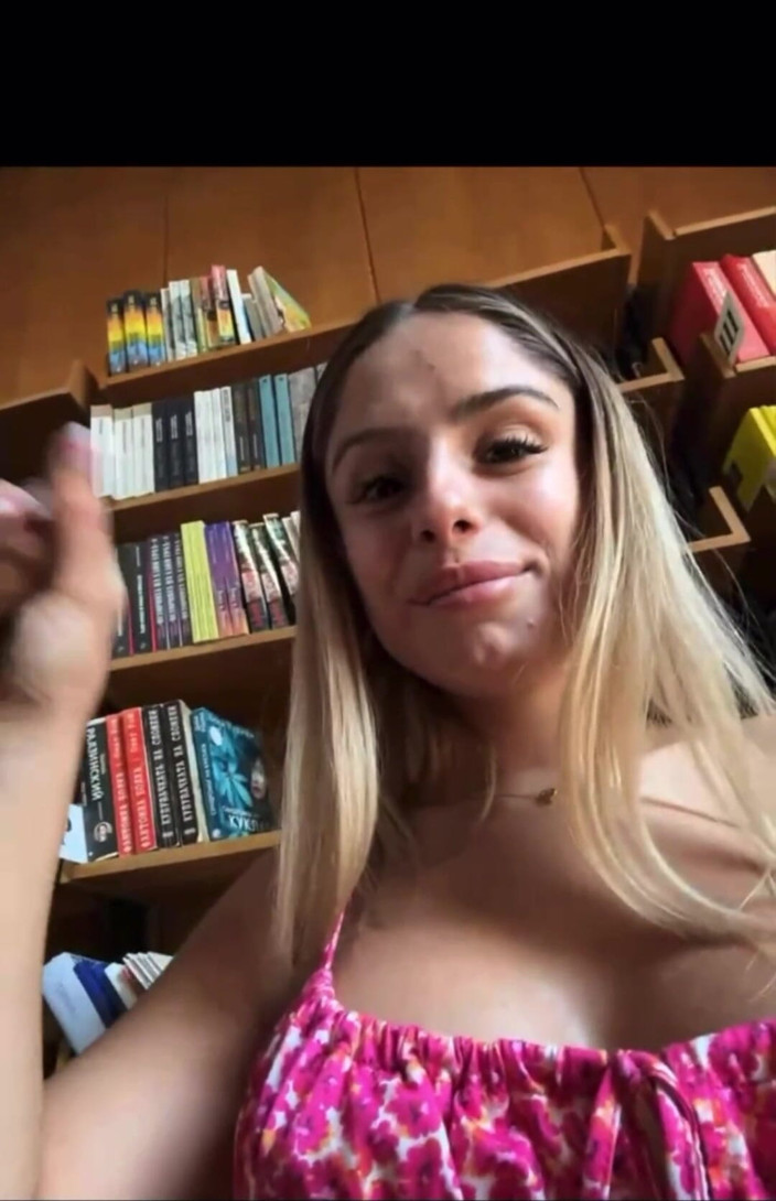 MollyLollyG: Awek Itali muda di perpustakaan menggunakan dildo dan palam dubur
