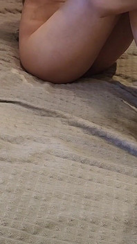 ¡Un verdadero video de clan! Hermanastra me masturba y me corro en sus pies