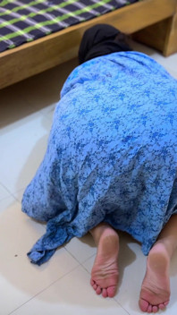 Dini büyük götlü tombul ateşli Müslüman üvey anne yatağın altında sıkıştı ve benden anal sikiş istiyor