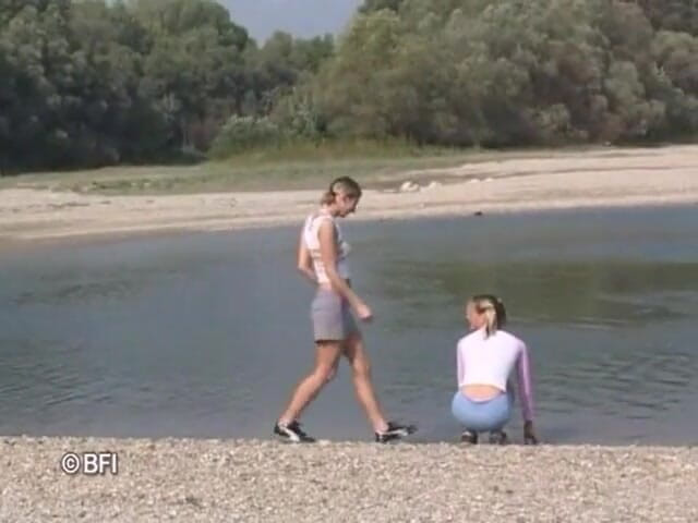 Girls enjoying girls with lesbian daydreamers: Des lesbiennes jouent avec un gode ceinture
