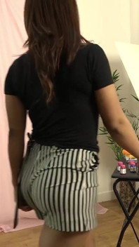 Chlapec dává ptáka trans malíři
