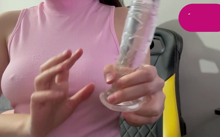 AmayaMori: La mia sorellastra testa un nuovo dildo con la figa.